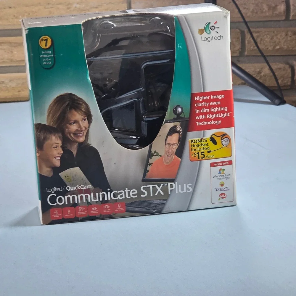 Logitech QuickCam Communicate STX Plus Webcam with Headset RightLight VGA USB